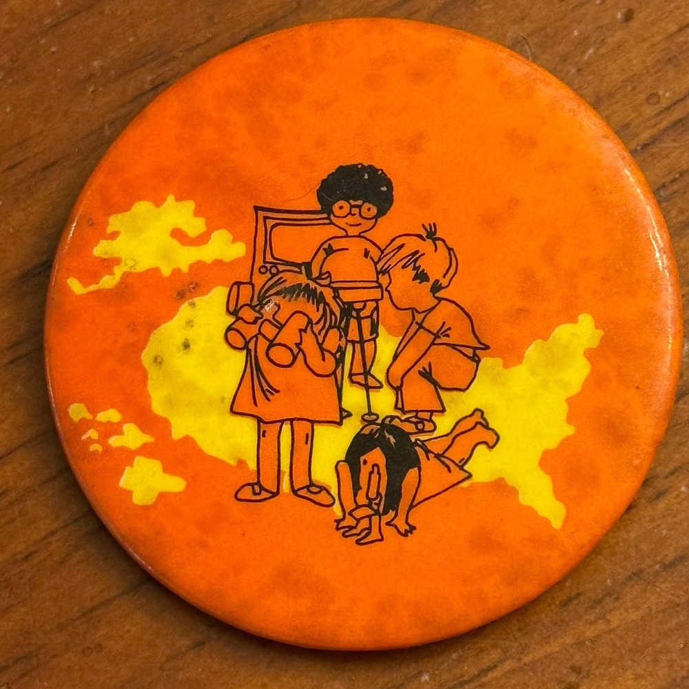 Children Kids Playing Orange Vintage Pinback Button Pin Roundβ Circle